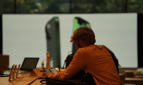 Accueil d’un client au comptoir de l’atelier
