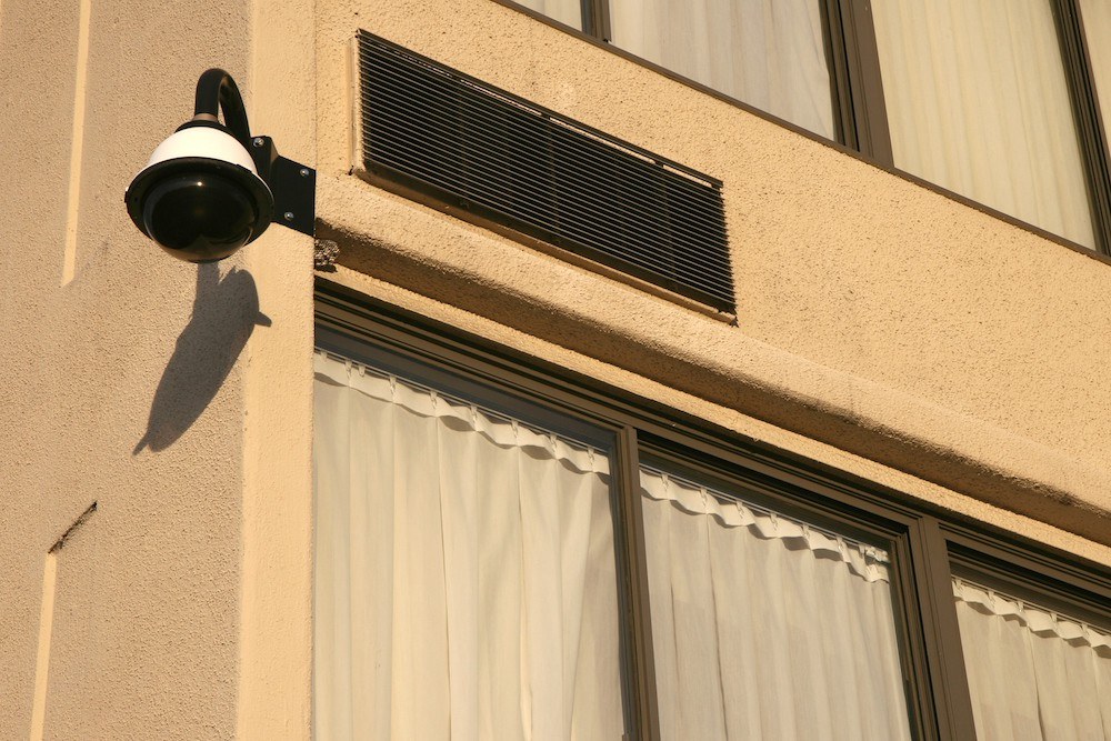 Caméra dôme installée sur une façade
