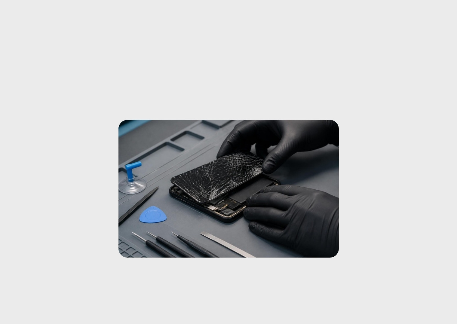 Technicien remplaçant la vitre fissurée d’un smartphone à l’atelier HB Technology d’Erstein